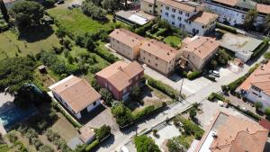 una vista aérea de una casa con patio en Appartamenti Mare en Marina di Campo