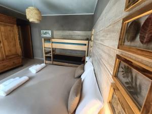 Bed & Bike Frasassi في Falcioni: غرفة صغيرة مع سرير وسرير بطابقين