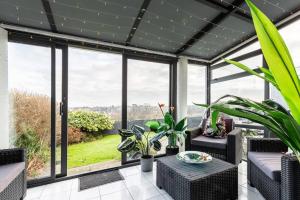 una veranda riparata con sedie e piante di City home with parking and garden- pet friendly a Chester