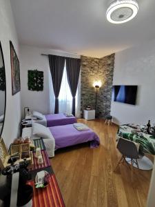 um quarto com 2 camas e uma parede de pedra em Residenza San Niccolò em Florença