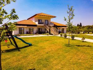 Κήπος έξω από το Varkes Suites 2