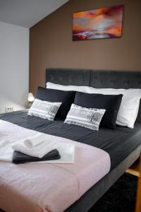 Un pat sau paturi într-o cameră la Apartment Malu Sunset