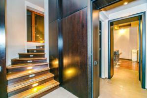 un couloir avec un escalier et une porte en bois dans l'établissement Apartment ProDeLuxe, à Baku