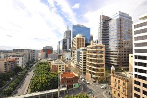 Blick auf eine Stadt mit hohen Gebäuden in der Unterkunft Metro Apartments On Darling Harbour in Sydney