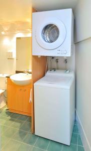a washing machine sitting on top of a washer at Metro Apartments On Darling Harbour in Sydney
