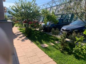 ogród z samochodami zaparkowanymi na parkingu w obiekcie Sweet Corner w Splicie