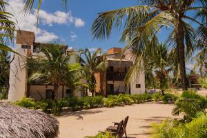 um edifício na praia com palmeiras em Moriá Eco Lodge em Icaraí