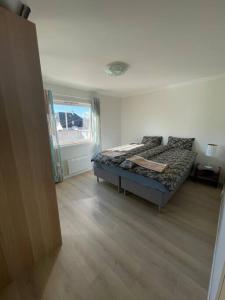 1 dormitorio con cama y ventana en Lovely 2 bedroom apartmen with free parking en Bergen