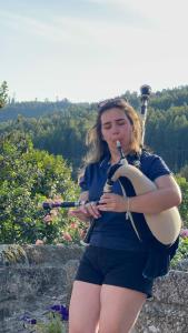 Une femme joue un instrument avec l'aviolin dans l'établissement Casa da Ventozella, à Penafiel