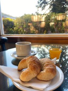 twee croissants zittend op een bord op een tafel bij Hotel Crismalu in San Martín de los Andes