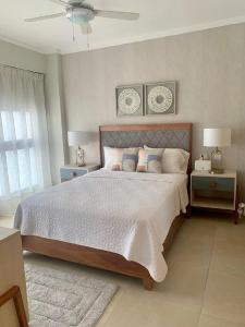 um quarto com uma cama grande e 2 mesas de cabeceira em Bello apartamento en Evaristo Morales, 1 BR em Santo Domingo