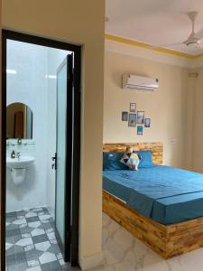 ein Schlafzimmer mit einem Bett und einem Waschbecken in der Unterkunft Nhật Lệ Oyster House in Dong Hoi