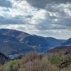 vistas a un lago en las montañas en Agriturismo I Due Regni, en Petrella Salto