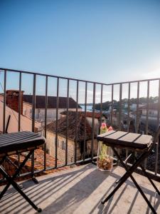 balcone con 2 panche e vista sulla città di Villa Porta Maestra a Hvar