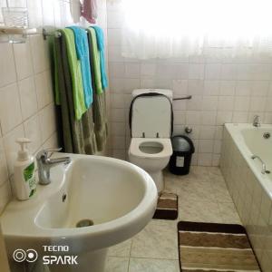 Kupaonica u objektu Guesthouse with green garden and pool - 2102