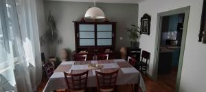 una sala da pranzo con tavolo e sedie di Casa Violetta a Saint-Martin-des-Champs