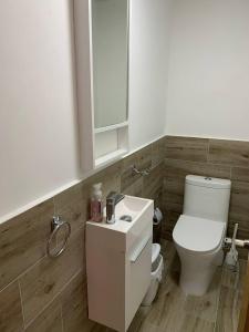 W łazience znajduje się toaleta, umywalka i lustro. w obiekcie Lujoso PH en DT, área de trabajo y GYM, 1BR w mieście Santo Domingo