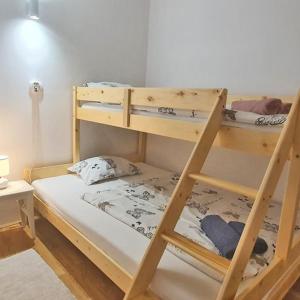 een paar stapelbedden in een kamer bij AURELIO in Rijeka