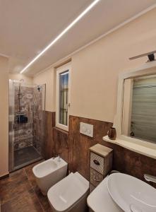 A bathroom at Mister Barolo Apartments Langhe