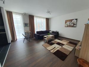 sala de estar con sofá y mesa en Park West Apartment - Free Parking, en Budapest