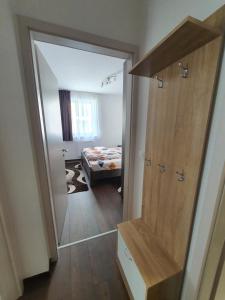 Habitación con espejo y dormitorio con cama. en Park West Apartment - Free Parking, en Budapest