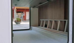 einen Blick durch eine Glastür in einen Flur in der Unterkunft Portugals Infinity - AutoCaravana Luxo in Faro