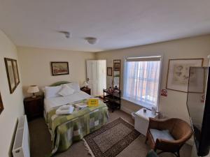 une chambre d'hôtel avec un lit et une fenêtre dans l'établissement Black Horse Canterbury, à Canterbury