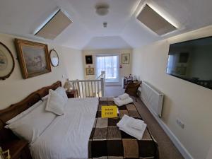 ein Schlafzimmer mit einem Bett mit gelbem Schild darauf in der Unterkunft Black Horse Canterbury in Canterbury