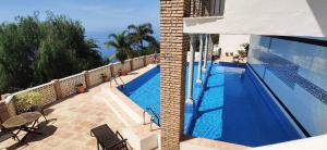 una piscina al costado de una casa en Calamedina 4, en Salobreña