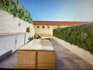 een balkon met twee banken en een muur met planten bij Appartement Avec Terrasse Centre-ville Croisette in Cannes
