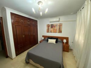 - une chambre avec un lit et un plafond dans l'établissement Apartamento plaza de Abastos, à Cadix