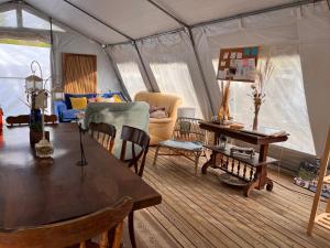 昂代Aparra Surfcamp Auberge Hendaye的客厅设有一张桌子和椅子。
