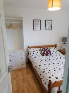 niewielka sypialnia z łóżkiem i komodą w obiekcie Hillside Chalet w mieście Kilkhampton