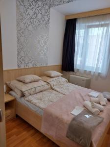 um quarto com uma cama com toalhas em MyRelax Apartment em Hajdúszoboszló