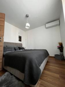 um quarto com uma cama com um edredão preto em Villa Karigador, Umag- Karigador, Istria em Karigador