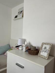 uma cómoda branca com um candeeiro e um cartaz em Villa Karigador, Umag- Karigador, Istria em Karigador