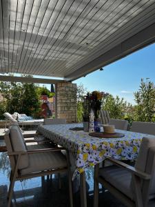 uma mesa com uma toalha de mesa floral num pátio em Villa Karigador, Umag- Karigador, Istria em Karigador