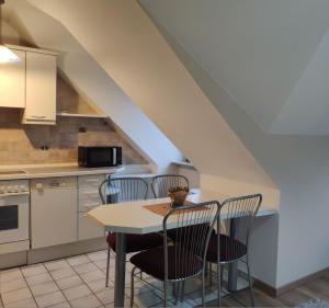 Kuchyň nebo kuchyňský kout v ubytování Monteursunterkunft Nidderau (20 km Hanau, 30 km Frankfurt)