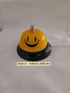Un casco amarillo con una carita sonriente. en Smile Hotel, en Núremberg