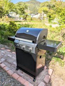 un gril est posé sur un mur en briques dans l'établissement Lake Kawaguchiko, Vacation House, 3LDK BBQ OK !! 竹之家-Takenoya- Perfect for famiry and group travel !!, à Fujikawaguchiko