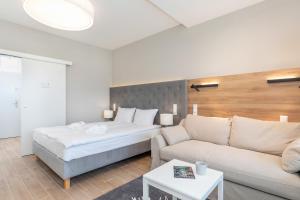 Posteľ alebo postele v izbe v ubytovaní Apartamenty Aquamarina Onyx by Noclegi Renters + 37 fotografií