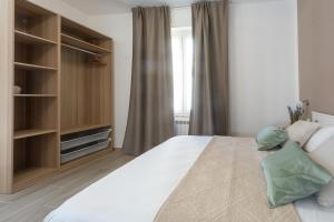 Un dormitorio con una gran cama blanca y una ventana en Terre d'aMare Liguria, en La Spezia