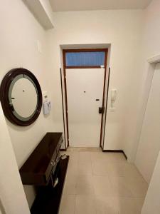 pasillo con espejo y puerta en Casa di Gio' Colonnella, en Colonnella