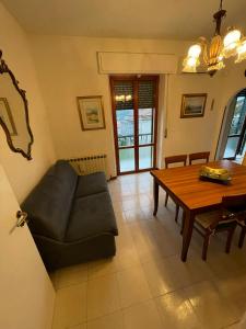 sala de estar con sofá y mesa en Casa di Gio' Colonnella, en Colonnella