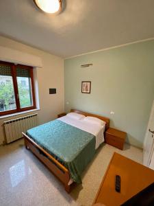 1 dormitorio con 1 cama y 1 mesa en Casa di Gio' Colonnella, en Colonnella