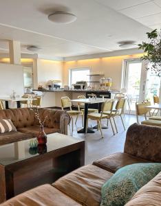un salon avec des canapés et une table ainsi qu'une cuisine dans l'établissement Good Morning Mölndal, à Mölndal