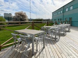 une rangée de tables et de chaises sur une terrasse dans l'établissement Good Morning Mölndal, à Mölndal