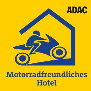 ein gelbes Schild mit einer Person, die Motorrad fährt. in der Unterkunft Waldgasthof Bad Einsiedel in Seiffen