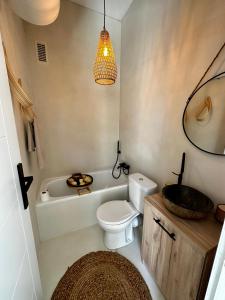 a bathroom with a toilet and a bath tub at Apartamento Tulum in San Blas