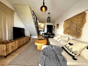 a living room with a couch and a flat screen tv at Apartamento Tulum in San Blas